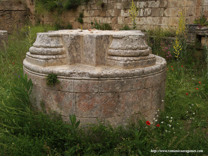 DETALLE DE UNA BASE DE PILASTRA CRUCIFORME